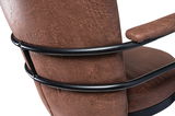 Rückansicht eines braunen Drehstuhls mit gepolstertem Rücken und Armlehne, sowie schwarzem Metallrahmen.