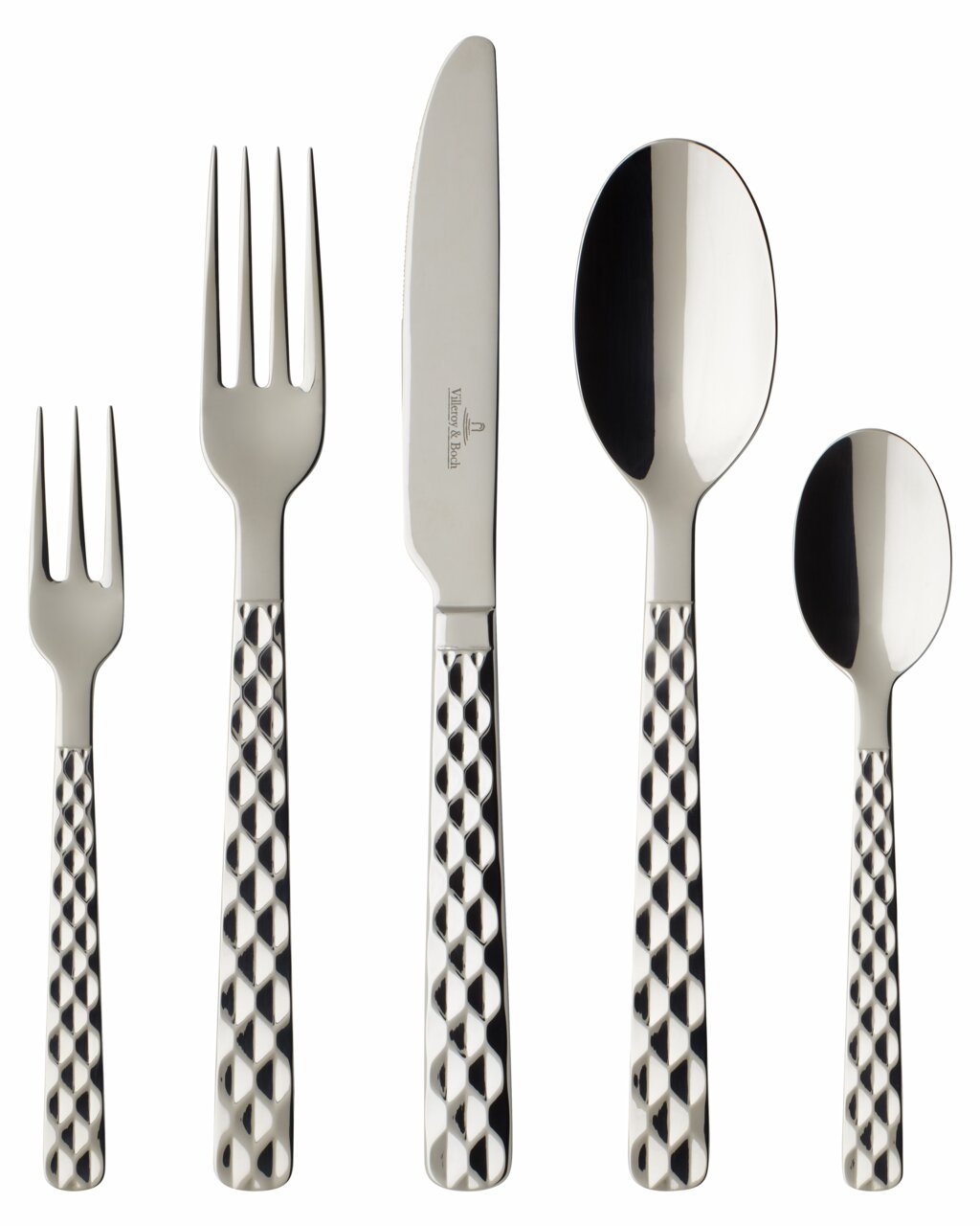 Set aus fünf Besteckteilen mit geometrischem Muster auf den Griffen, bestehend aus Gabel, Messer, Löffel, Dessertgabel und Teelöffel, frontal abgebildet.