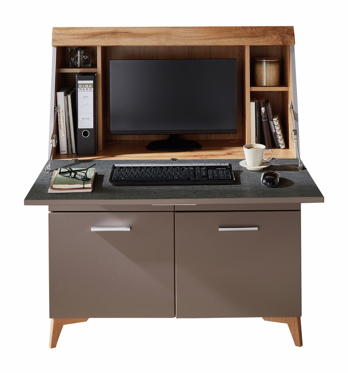 Moderner Sekretär mit Monitor, Tastatur, Büchern und Tasse aus frontaler Perspektive