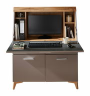 Moderner Sekretär mit Monitor, Tastatur, Büchern und Tasse aus frontaler Perspektive