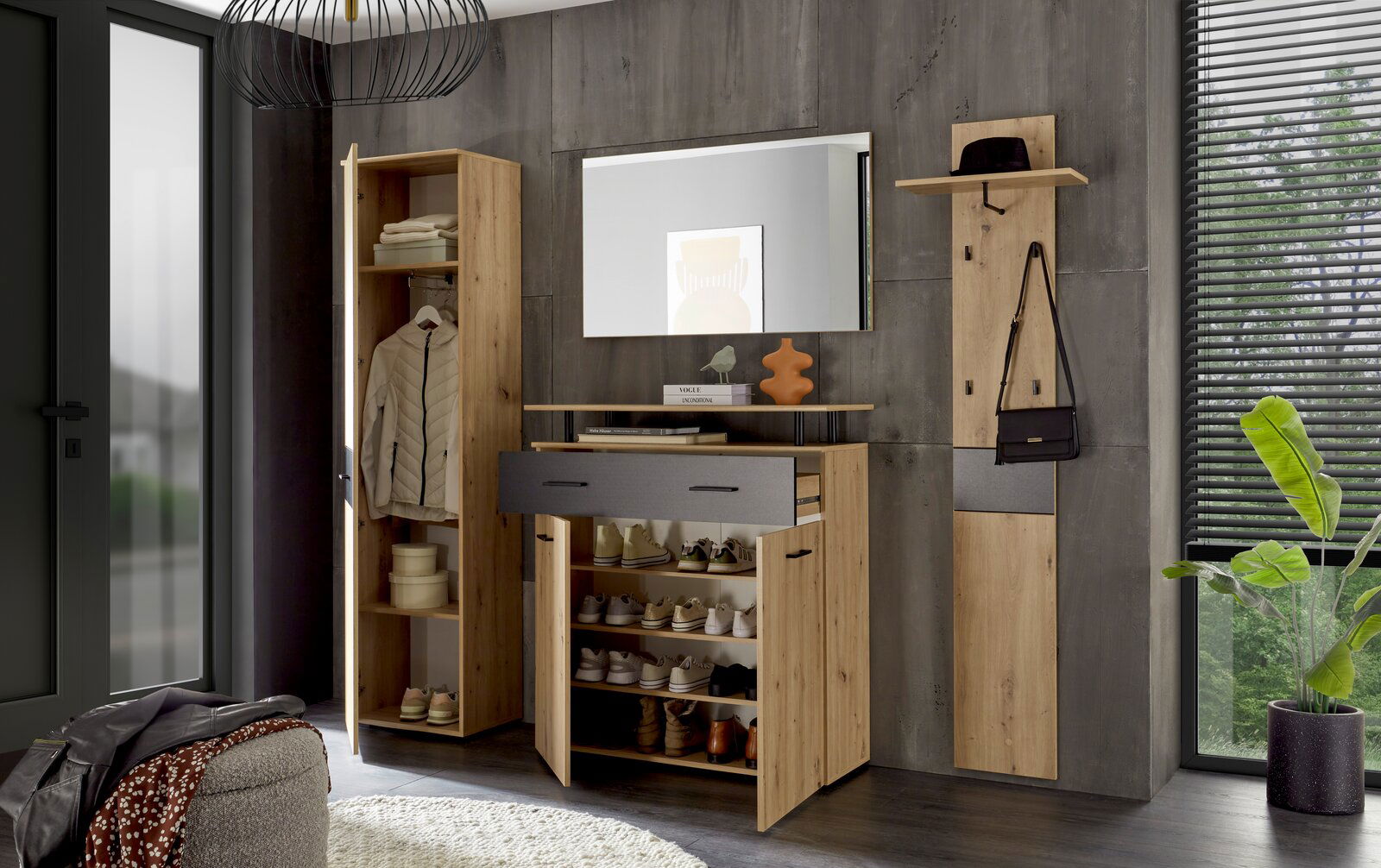 Garderoben-Set in moderner Wohnung mit Holzoptik, bestehend aus einem hohen Schrank, einem Spiegel, einer Schuhkommode und einer Wandgarderobe. Perspektive: Frontalansicht.