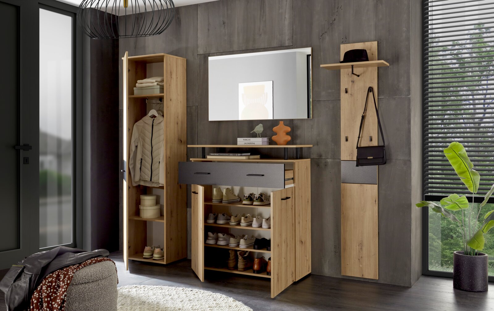 Garderoben-Set in moderner Wohnung mit Holzoptik, bestehend aus einem hohen Schrank, einem Spiegel, einer Schuhkommode und einer Wandgarderobe. Perspektive: Frontalansicht.