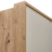 Detailfoto van een kledingkast met houtlook en een glad, licht oppervlak.