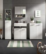 Moderne Badkombination mit weißem Hochglanz-Finish, bestehend aus einem Waschbeckenunterschrank, einem Spiegelschrank und einem Hochschrank. Perspektive: Frontalansicht.