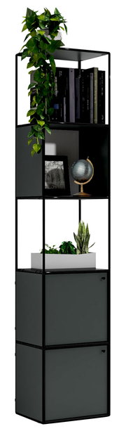 Schwarzes Aktenregal mit vier Fächern, dekoriert mit Pflanzen, Büchern und einem Globus, seitliche Perspektive
