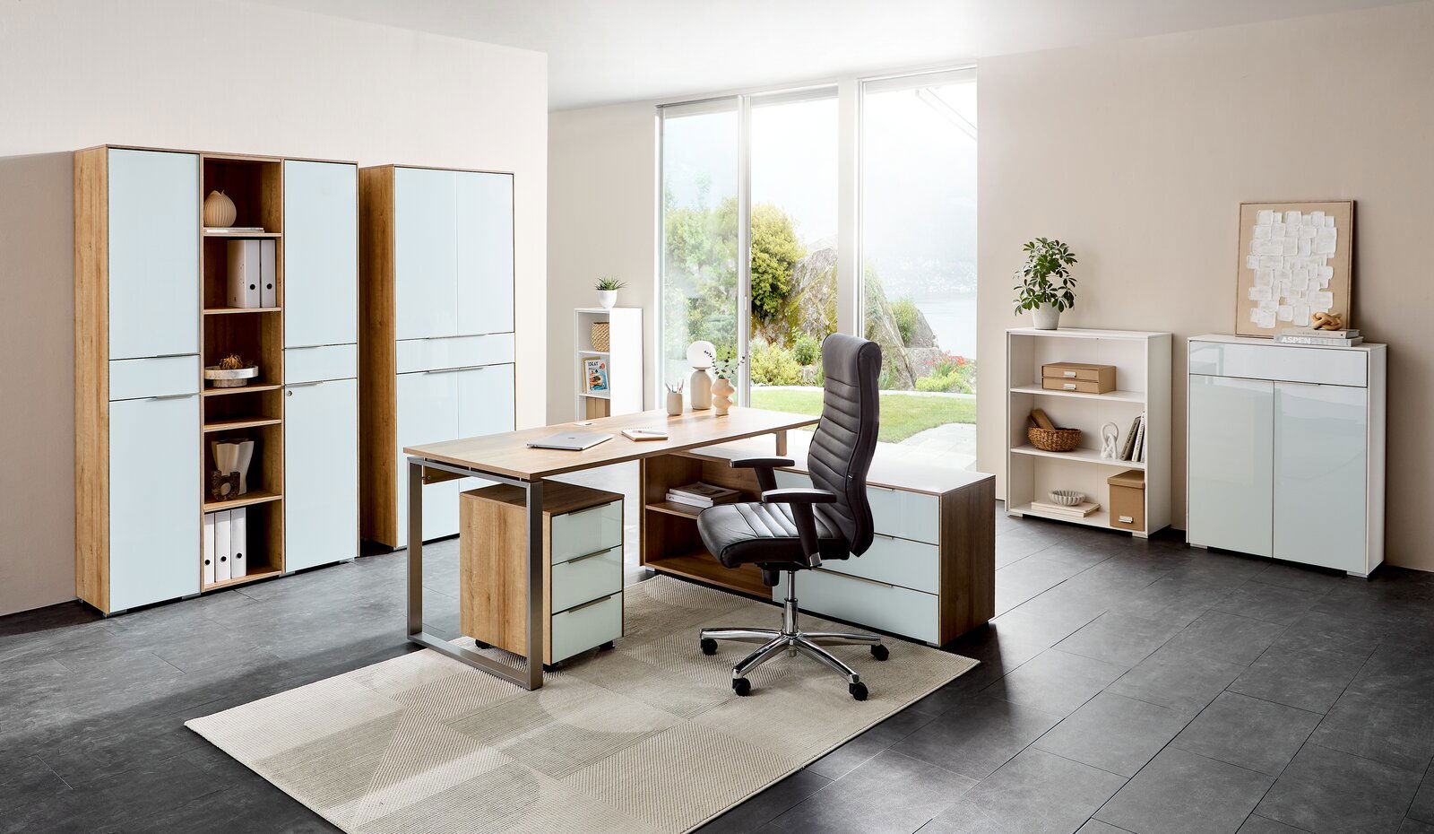 Moderner Chefsessel in einem stilvollen Büro, seitliche Perspektive