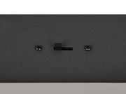 Nahaufnahme einer schwarzen Pendelleuchte mit Schrauben und Schalter, von unten betrachtet.