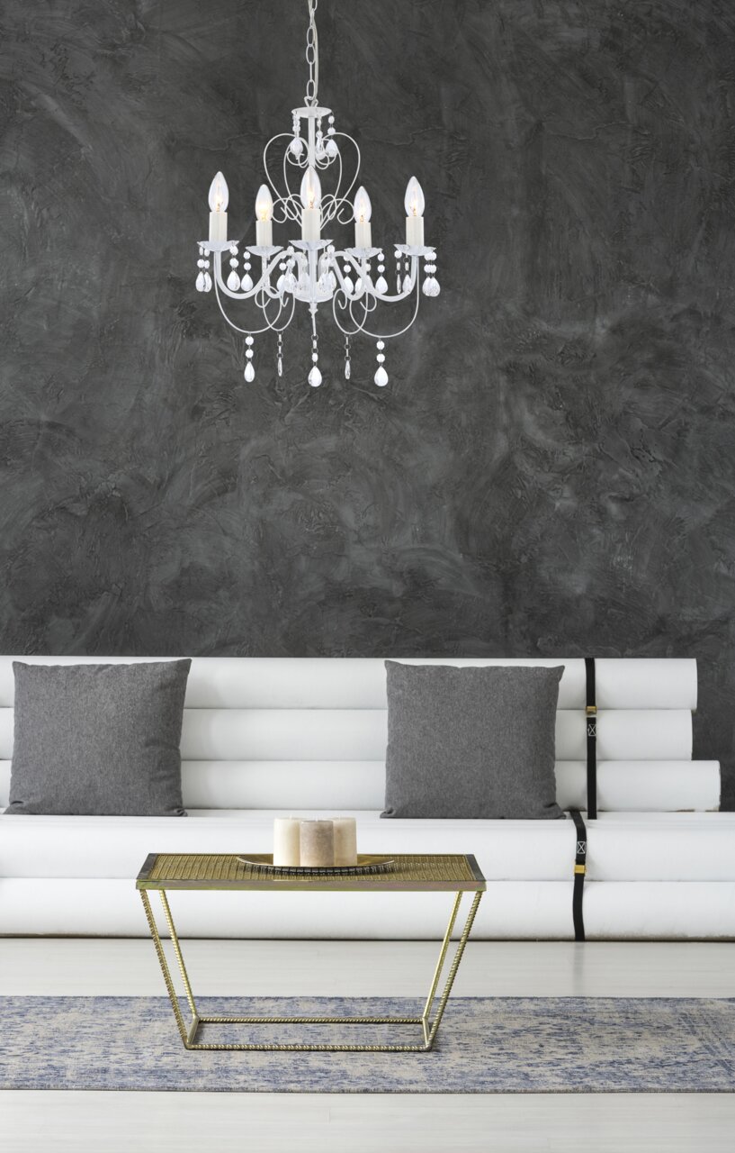 Eleganter Kronleuchter in einem modernen Wohnzimmer, von vorne betrachtet.