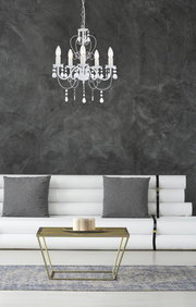 Eleganter Kronleuchter in einem modernen Wohnzimmer, von vorne betrachtet.