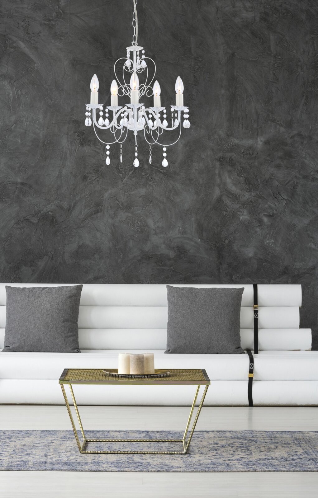 Eleganter Kronleuchter in einem modernen Wohnzimmer, von vorne betrachtet.