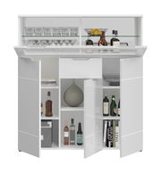 Moderner weißer Barschrank mit geöffneten Türen, gefüllt mit Flaschen, Gläsern und Dekorationsgegenständen, frontal betrachtet.