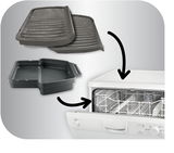 Optigrill GC7058 Grillplatten und Auffangschale, spülmaschinengeeignet, perspektivische Ansicht mit Geschirrspüler.