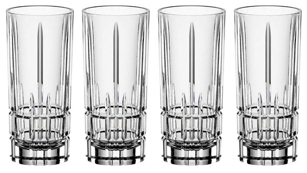 Vier elegante Schnapsgläser aus Kristallglas in einer geraden Frontansicht.