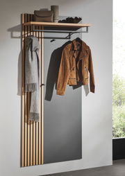 XL-Garderobenpaneel mit Holzleisten, grauer Rückwand, Ablage und Haken, seitliche Perspektive