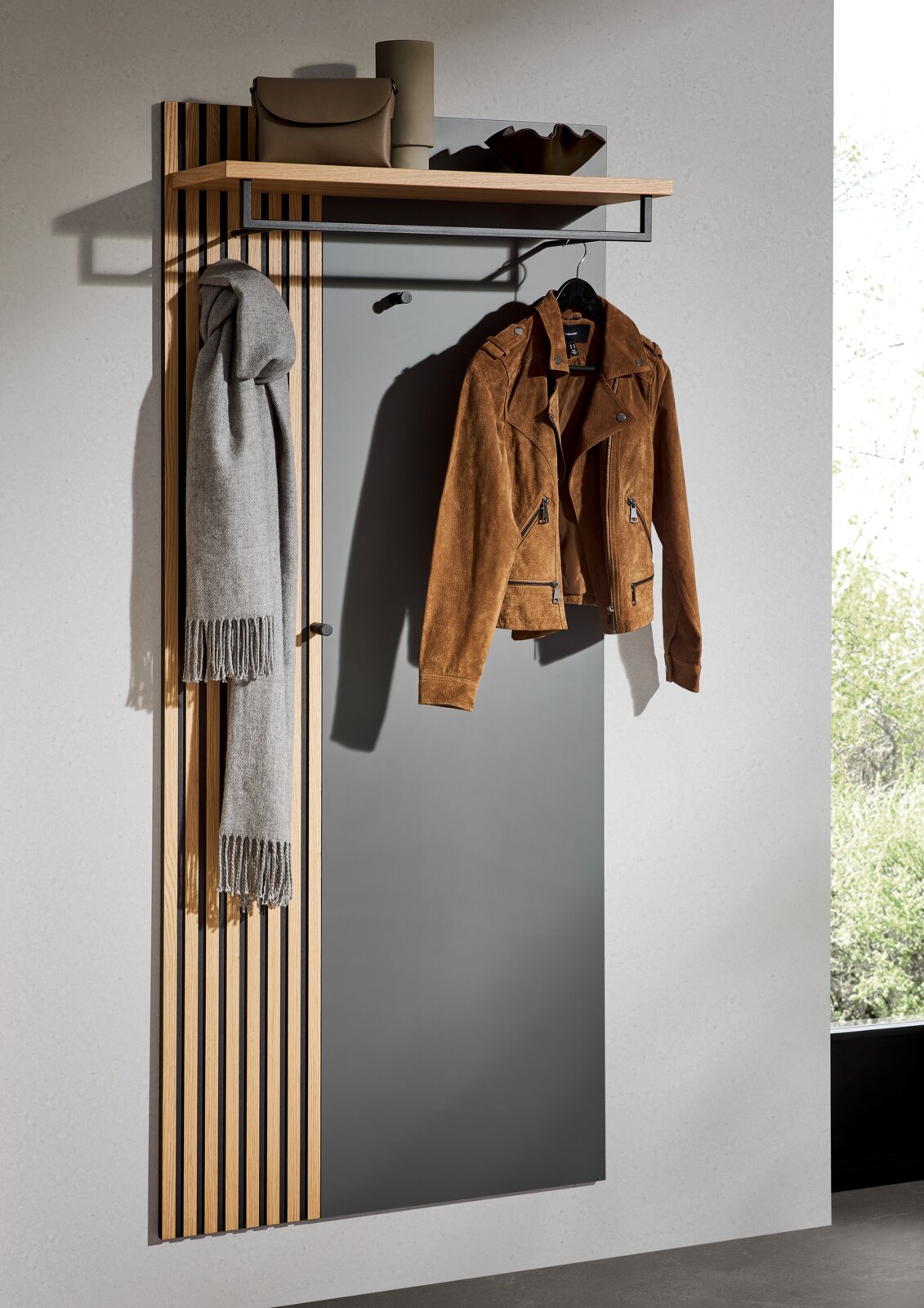 XL-garderobepaneel met houten latten, grijze achterwand, legplank en haken, zijaanzicht