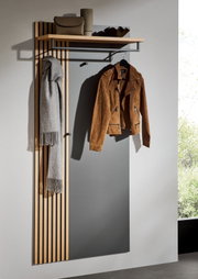 XL-garderobepaneel met houten latten, grijze achterwand, legplank en haken, zijaanzicht