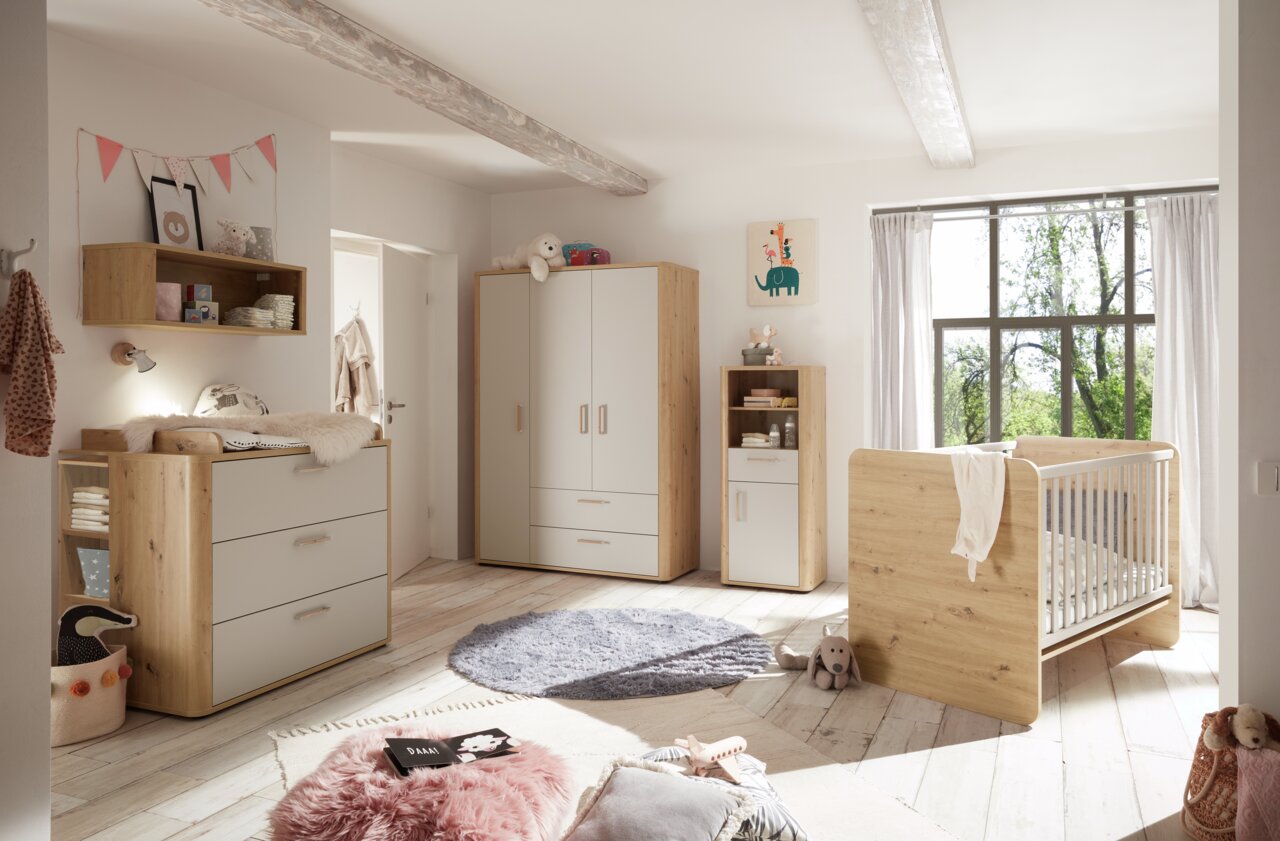 Helles und gemütliches Babyzimmer-Set mit Wickelkommode, Kleiderschrank, Regal und Babybett aus Holz, seitliche Perspektive.