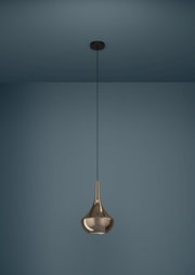 Moderne Pendelleuchte mit tropfenförmigem, glänzendem Metall-Lampenschirm in Bronze/Kupferoptik an schwarzem Kabel, frontal in leichter Untersicht vor blaugrüner Wand
