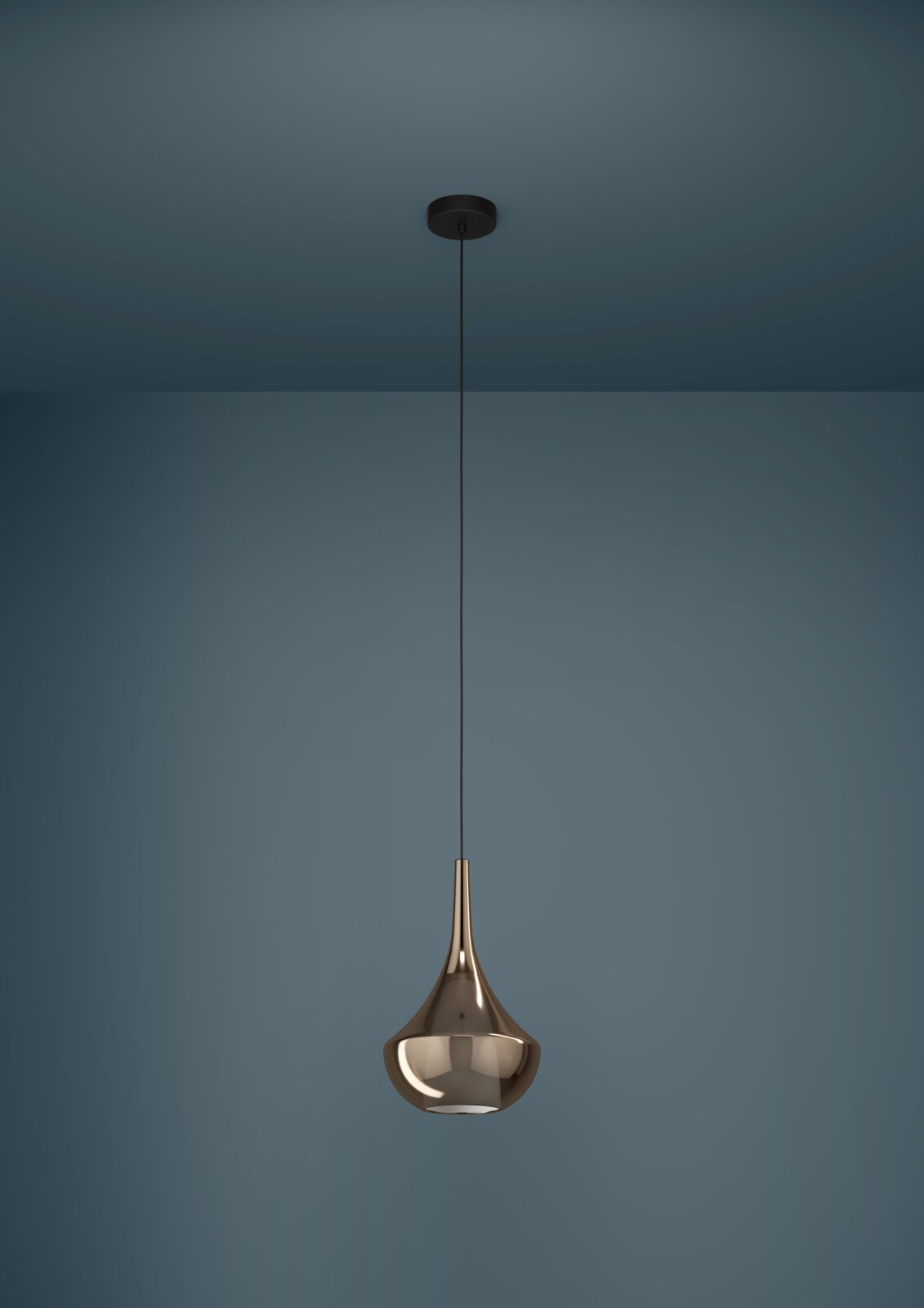 Moderne Pendelleuchte mit tropfenförmigem, glänzendem Metall-Lampenschirm in Bronze/Kupferoptik an schwarzem Kabel, frontal in leichter Untersicht vor blaugrüner Wand