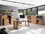 Moderne Büromöbel in einem hellen Raum mit großen Fenstern, bestehend aus einem Schreibtisch, Regalen und Kommoden aus Holz. Perspektive: Frontalansicht.