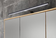Moderner Spiegelschrank mit Holzrahmen und integrierter LED-Leuchte, seitliche Perspektive