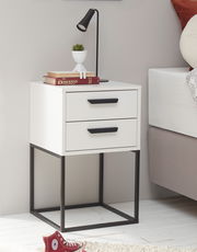 Moderne weiße Nachtkommode mit zwei Schubladen und schwarzem Metallgestell, seitliche Perspektive.