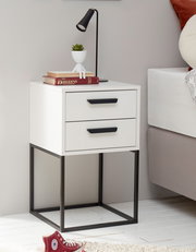 Moderne weiße Nachtkommode mit zwei Schubladen und schwarzem Metallgestell, seitliche Perspektive.