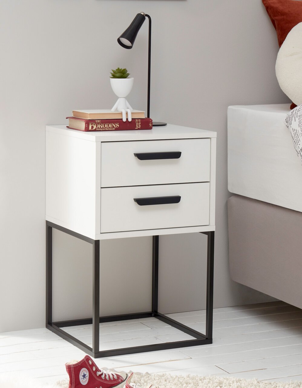 Moderne weiße Nachtkommode mit zwei Schubladen und schwarzem Metallgestell, seitliche Perspektive.