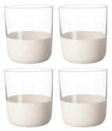 Set von vier Whiskygläsern mit klarem Glas und cremefarbener Basis, aus der Vorderansicht fotografiert.