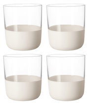 Set van vier whiskyglazen van helder glas met een crèmekleurige voet, gefotografeerd van voren.