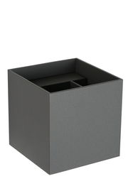 Moderne, quadratische Wandleuchte XIO in anthrazit aus seitlicher Perspektive