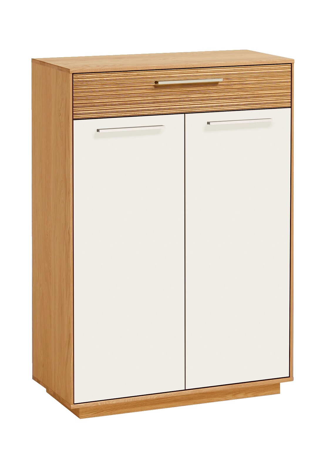 Hoher Holzschrank mit zwei weißen Türen, oberer Schublade in Holzoptik mit Rillenstruktur und Metallgriffen, freigestellt auf weißem Hintergrund, Frontansicht leicht von links