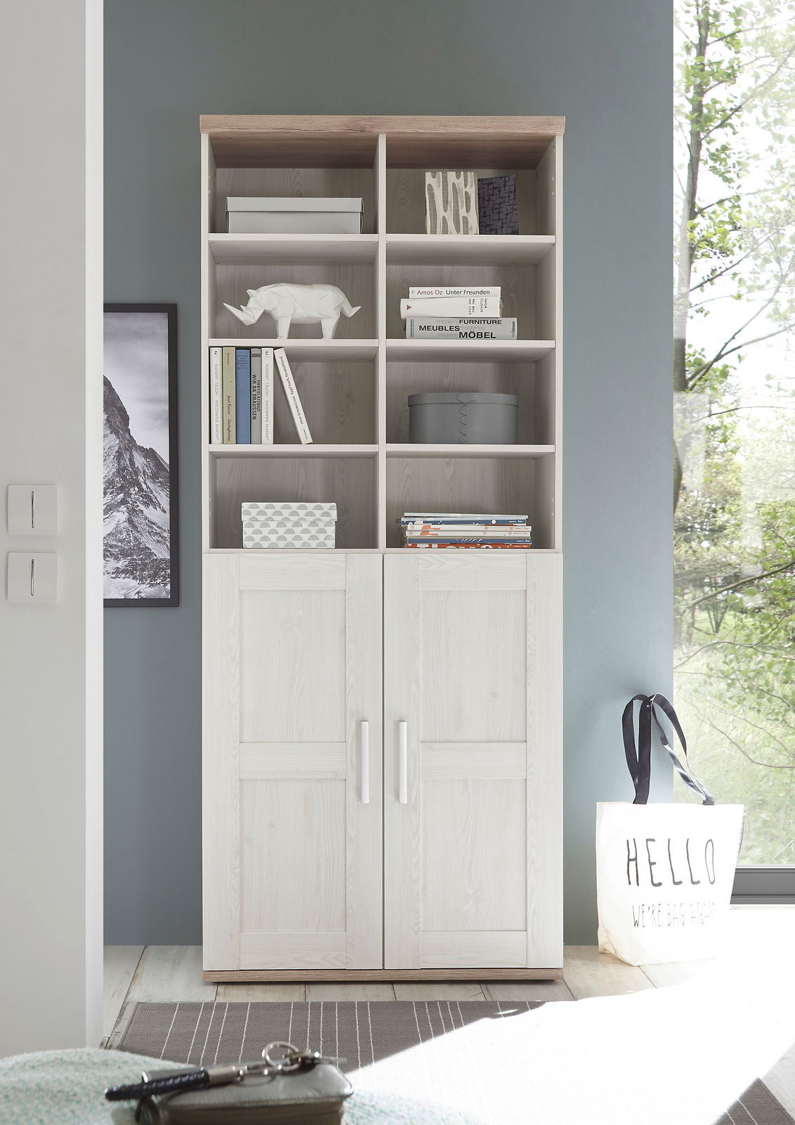 Mehrzweckschrank in heller Holzoptik mit offenen Regalfächern und zwei Türen, frontal fotografiert.