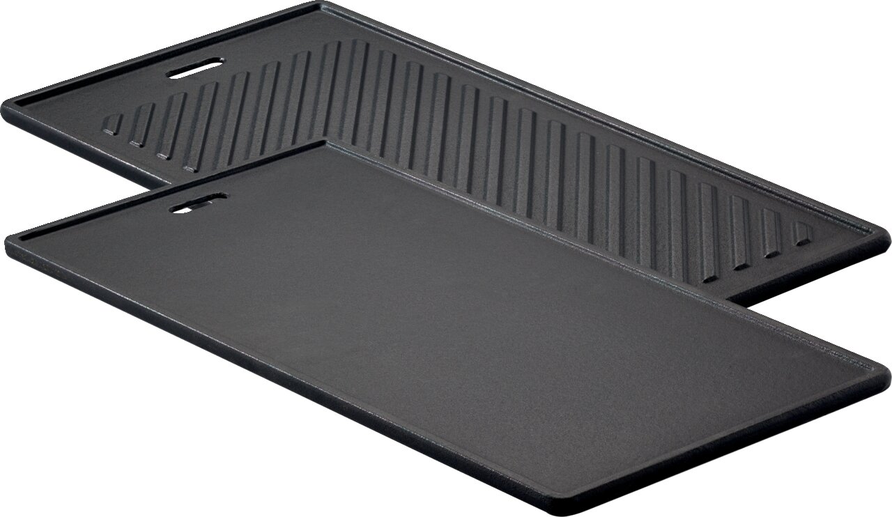 Rösle Grillplatte Videro BBQ Zwei schwarze Grillplatten, eine mit glatter Oberfläche und eine mit geriffelter Oberfläche, in schräger Perspektive.