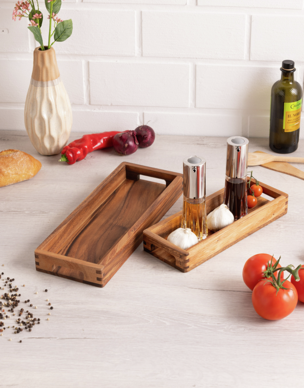 Längliches Servier-Tablett aus Holz, von oben fotografiert, umgeben von Küchenutensilien und Gewürzen.