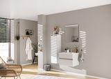 Moderne Badezimmerkombination mit Spiegel, Waschbecken und Schrank in einem hellen Raum, seitliche Perspektive
