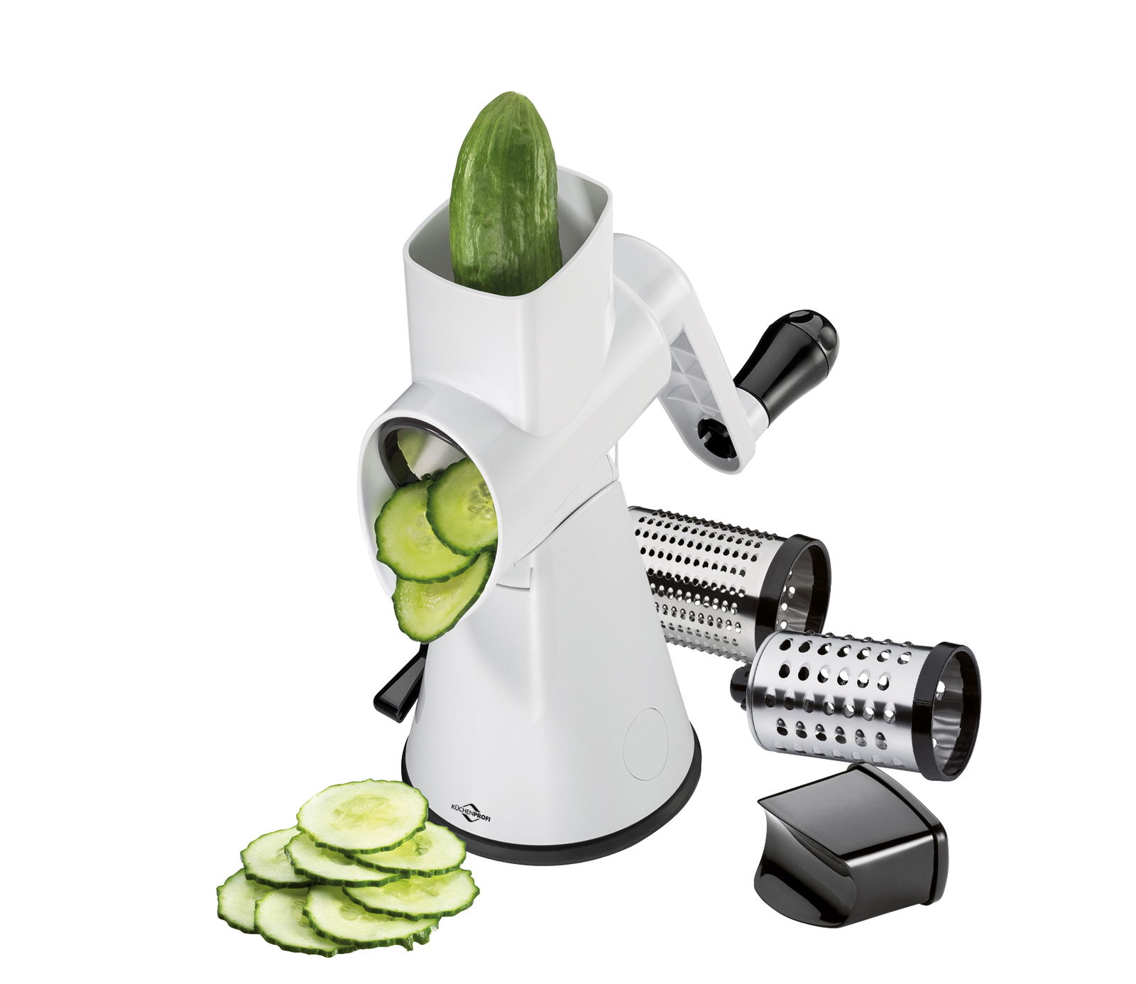 Trommelreibe Rapid mit einer Gurke in der Trommel, geschnittene Gurkenscheiben davor, zwei zusätzliche Trommeln und ein schwarzer Schieber, seitliche Perspektive.