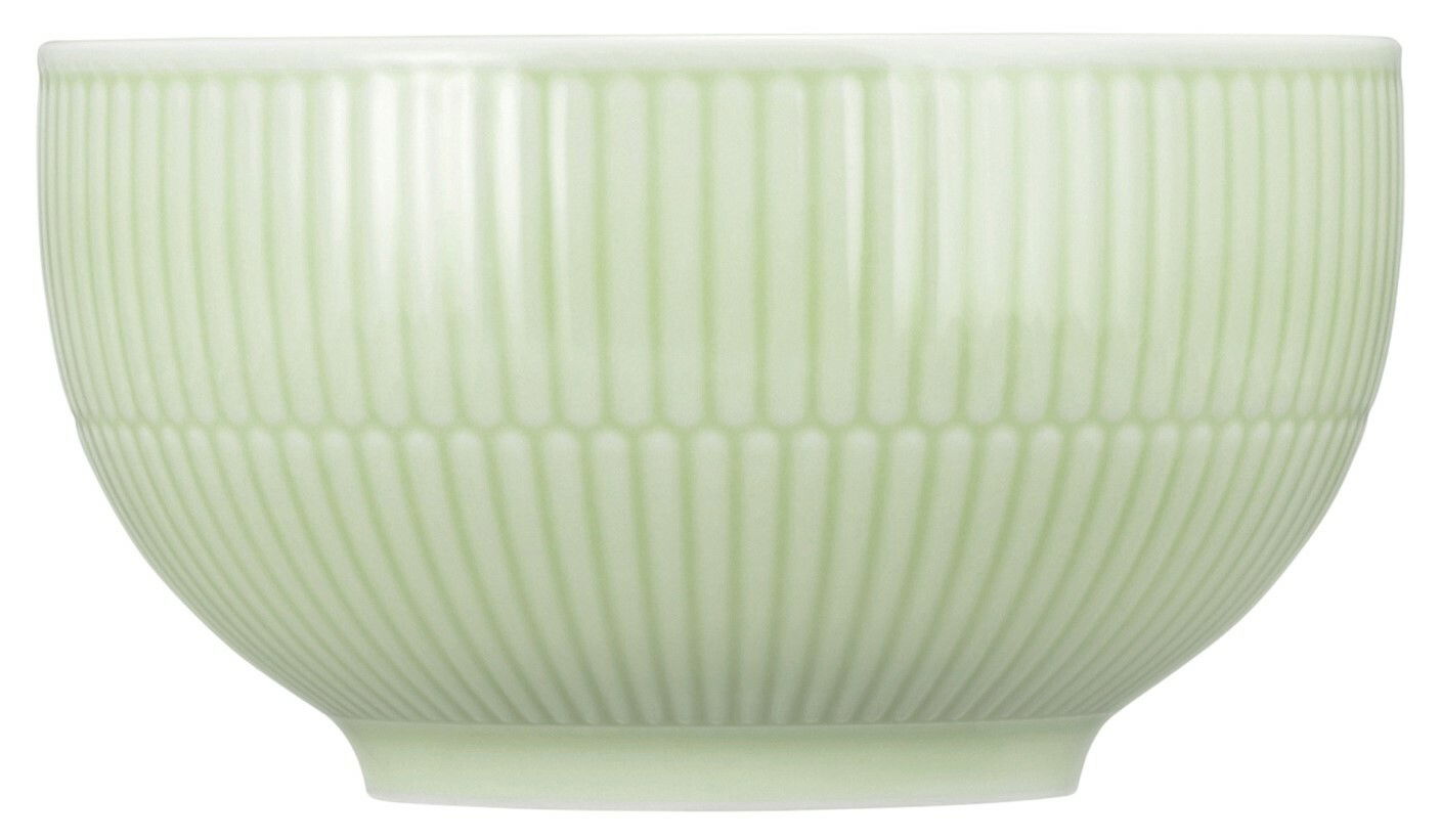 Seitliche Ansicht einer Müsli-Schale in Seladon-Grün mit geriffeltem Muster, 15 cm Durchmesser.