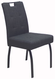 Moderner schwarzer Stuhl mit gepolsterter Sitzfläche und Rückenlehne, seitliche Perspektive