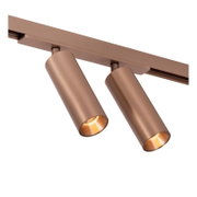 Zwei zylindrische LED-Spotleuchten in Bronze/Kupferoptik an einer Stromschiene, schräg von unten in Nahaufnahme freigestellt auf weißem Hintergrund