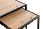 Close-up van een set van twee bijzettafels met houtlook en een zwart metalen frame, gezien van bovenaf.