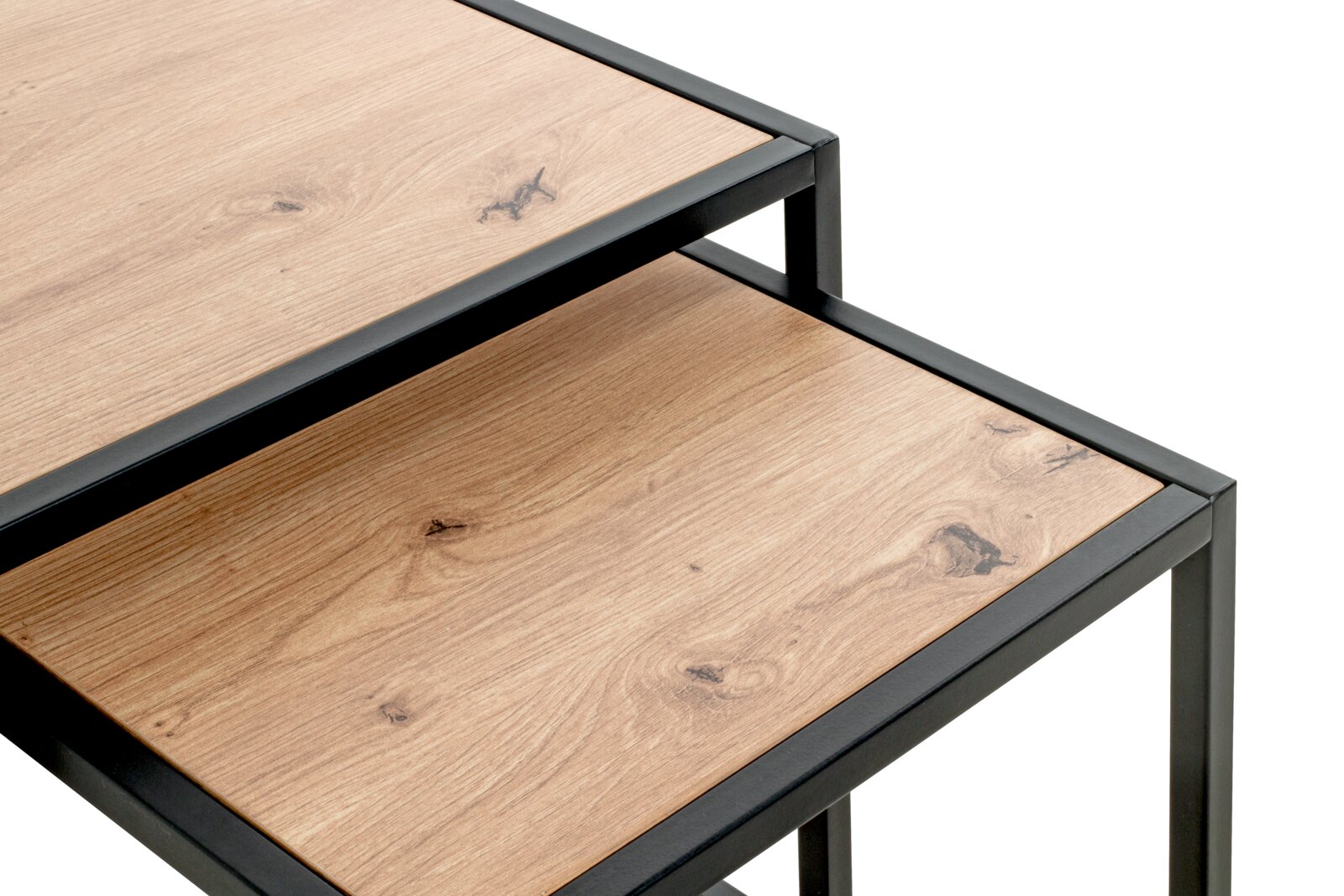 Close-up van een set van twee bijzettafels met houtlook en een zwart metalen frame, gezien van bovenaf.