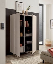 Modern, lichtgrijs hoogkast/kast met twee open deuren en zwarte binnenvakken, versierd met boeken en accessoires, in een woonkamer – vooraanzicht vanuit een licht schuin perspectief van links.