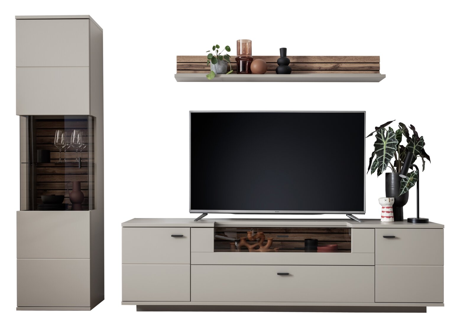 Modernes Wohnzimmer-Wandmöbel/TV-Lowboard-Set in Greige mit Holzoptik-Akzenten, Vitrine links und Wandboard oben, frontal aus leichter Seitenperspektive auf weißem Hintergrund