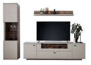 Modernes Wohnzimmer-Wandmöbel/TV-Lowboard-Set in Greige mit Holzoptik-Akzenten, Vitrine links und Wandboard oben, frontal aus leichter Seitenperspektive auf weißem Hintergrund