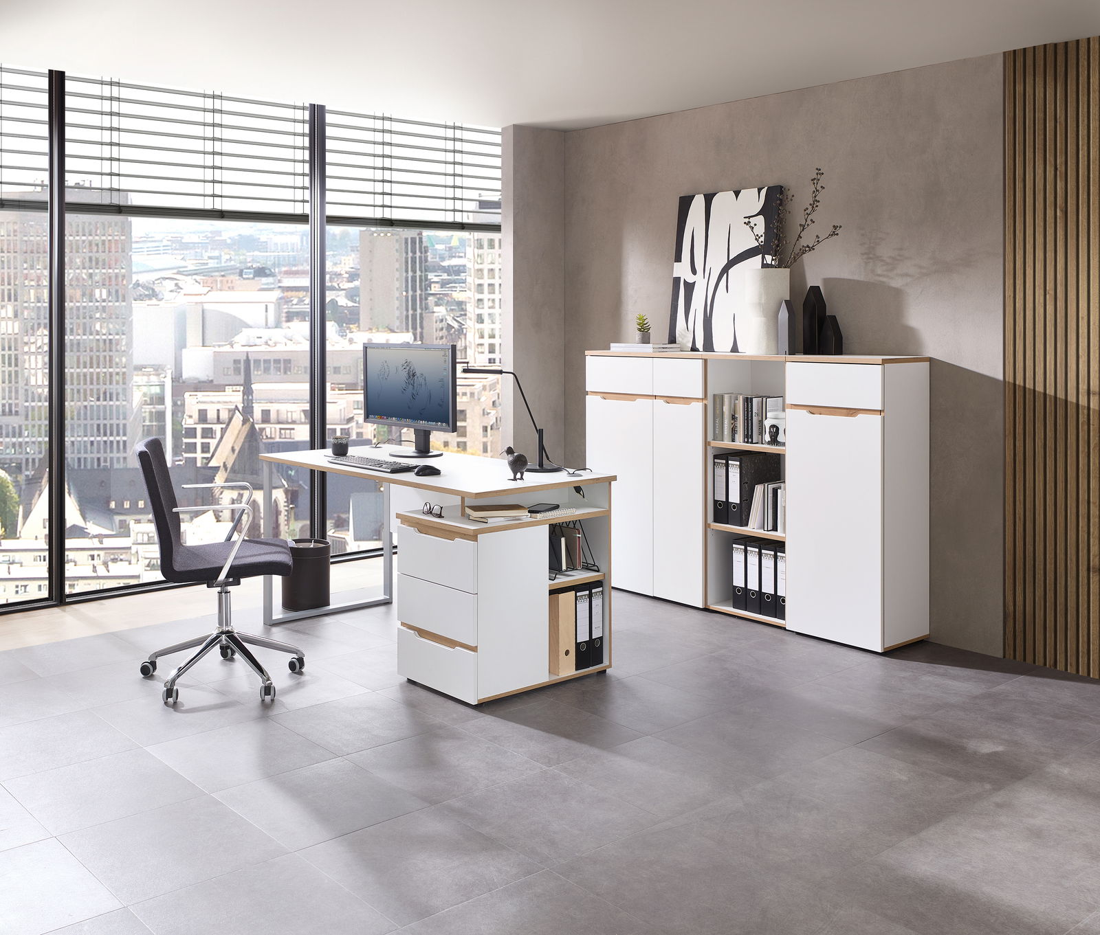 Moderne Büroumgebung mit weißem Schreibtisch, Rollcontainer und Aktenschrank, seitliche Perspektive.