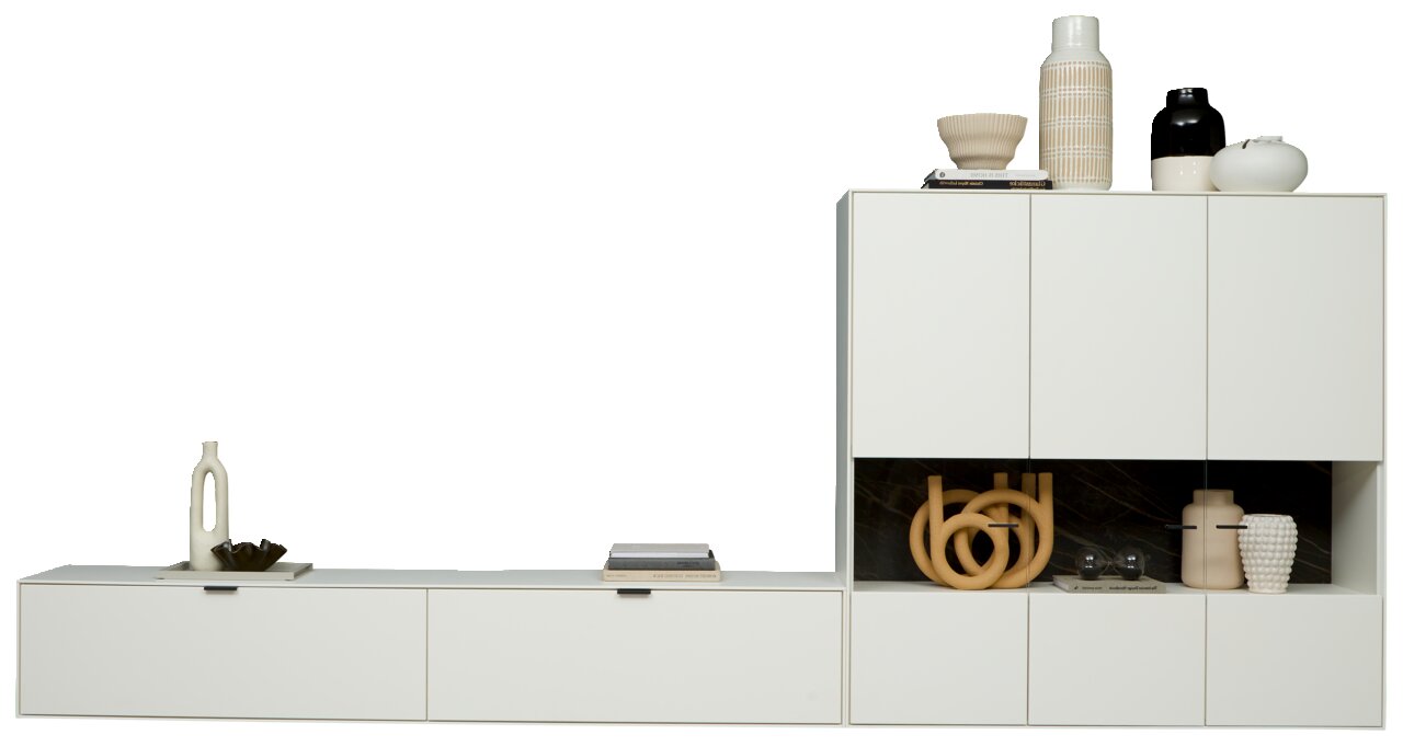 Moderne weiße Wandkombination mit mehreren Schränken und Regalen, dekoriert mit Vasen und Büchern, seitliche Perspektive.