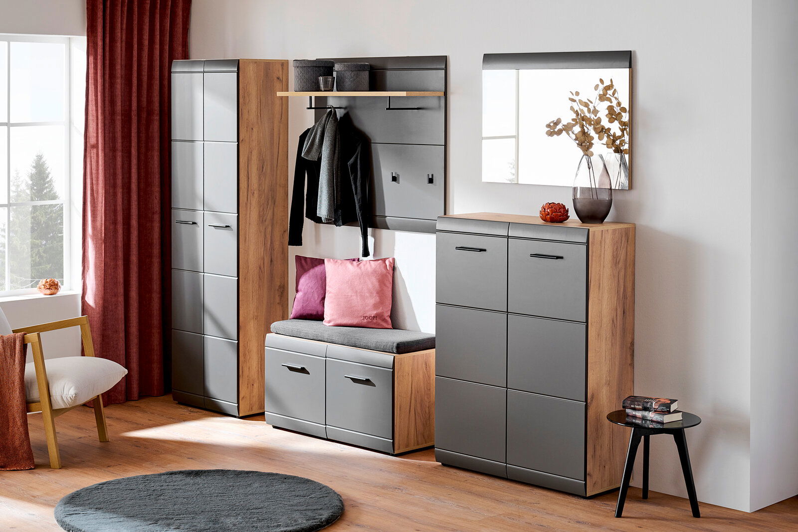 Moderne Garderobenkombination in Holzoptik und Grau, bestehend aus Schuhschrank, Spiegel, Garderobenpaneel, Garderobenbank und Garderobenschrank. Perspektive von vorne.