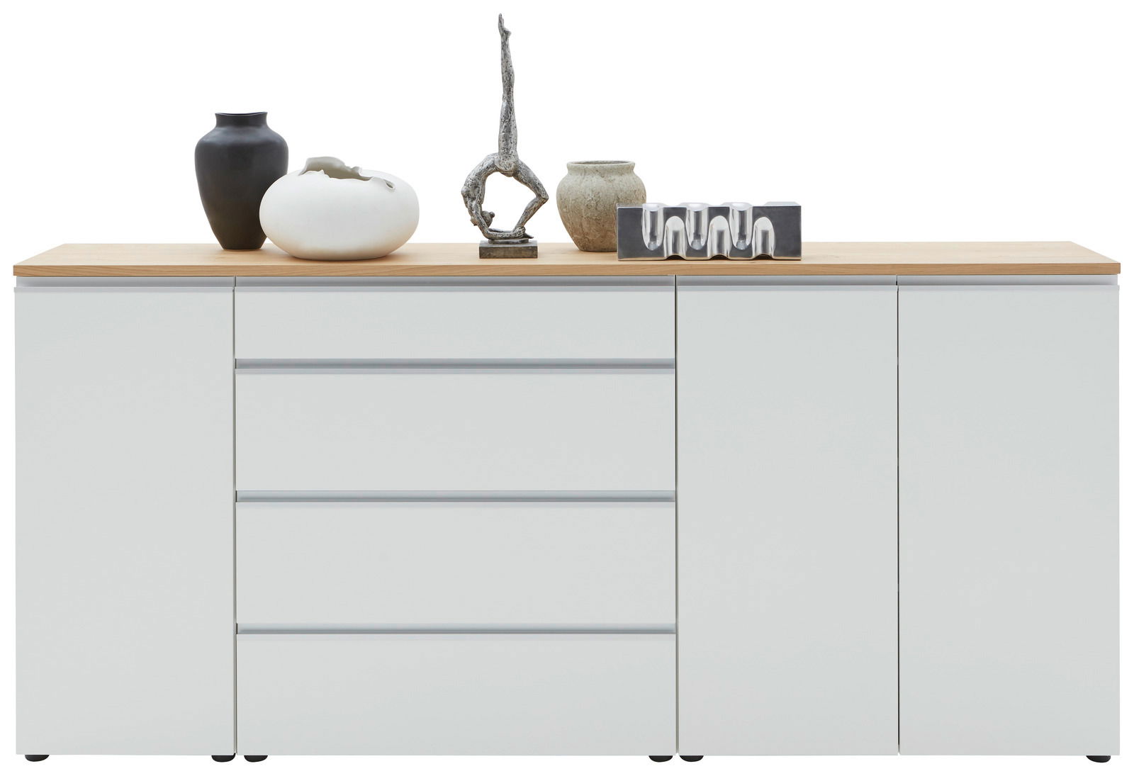 Frontansicht eines modernen XL-Sideboards mit weißer Oberfläche und Holzplatte, dekoriert mit verschiedenen Vasen und Skulpturen.