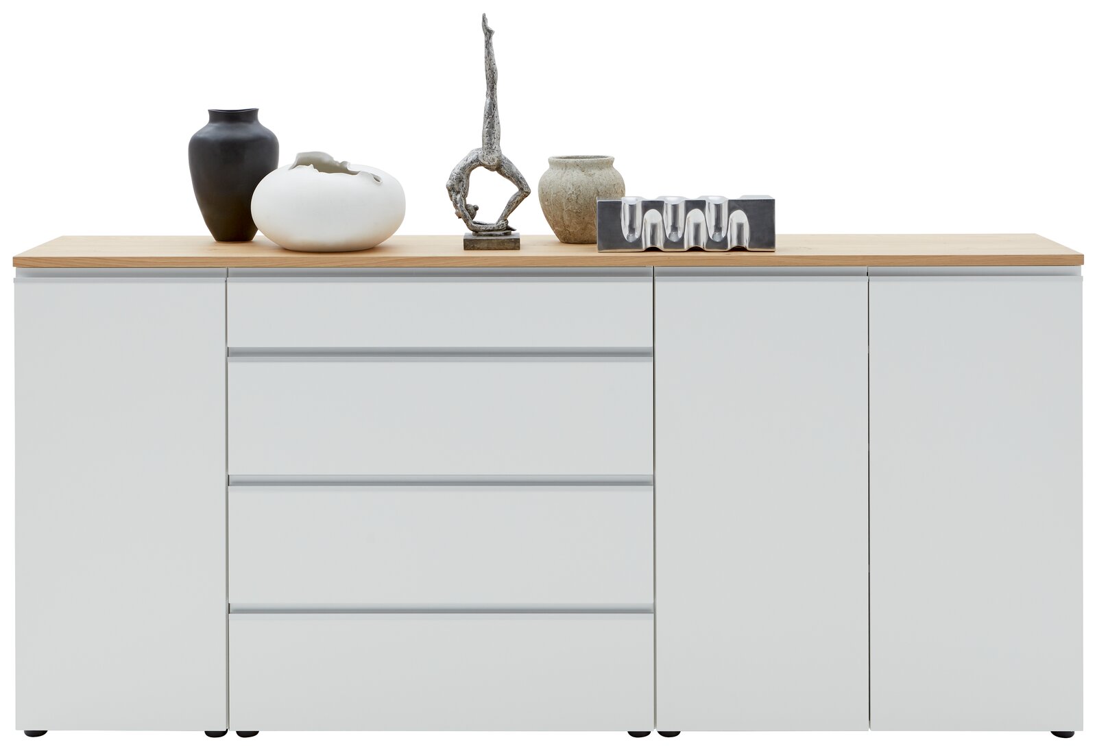 Frontansicht eines modernen XL-Sideboards mit weißer Oberfläche und Holzplatte, dekoriert mit verschiedenen Vasen und Skulpturen.
